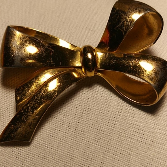 Vintage Coro 3-Bow Brooch in Gold Tone - Picture 2 of 6
